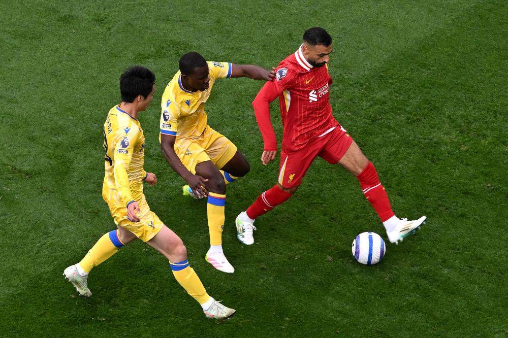 上海海港实现中超三连冠，为中国顶级联赛历史第三队