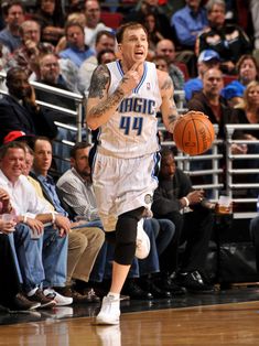 约基奇34+10+9+单节18分暴走创神迹，掘金险胜火箭！杜兰特14中5，申京16中6